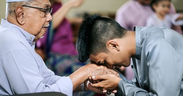 Fakta atau Mitos Silaturahmi Bisa Membuat Panjang Umur