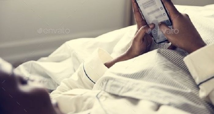 Tidur Dekat HP dapat Munculkan Bahaya Kesehatan, Simak Penjelasannya Berikut