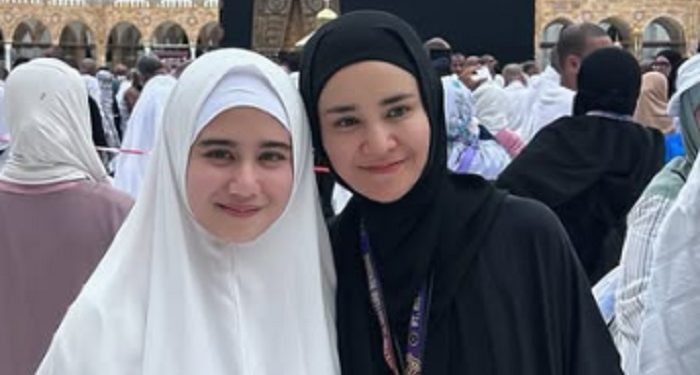 Michelle Ziudith dan Tissa Biani Jalankan Ibadah Umroh Bersama