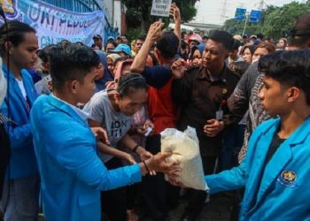Mahasiswa UKI Bagikan Paket Beras pada Masyarakat