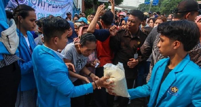 Mahasiswa UKI Bagikan Paket Beras pada Masyarakat