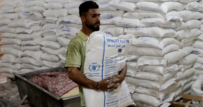 Israel Membunuh Enam Penjaga Palestina yang Sedang Melindungi Truk Bantuan Datang