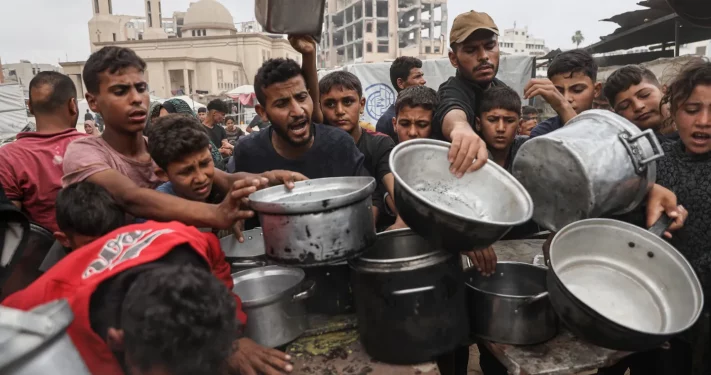 Ayah Palestina Empat Anak ini Berjuang untuk Menafkahi Keluarganya di Tengah Genosida