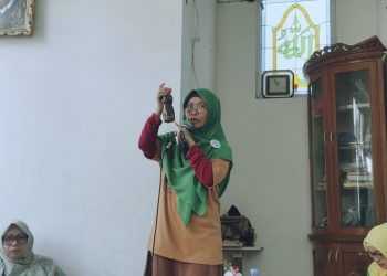 PC Aisyiyah Jatiasih Adakan Pelatihan Membuat Sabun Cuci Piring dari Eco Enzyme
