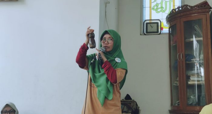 PC Aisyiyah Jatiasih Adakan Pelatihan Membuat Sabun Cuci Piring dari Eco Enzyme