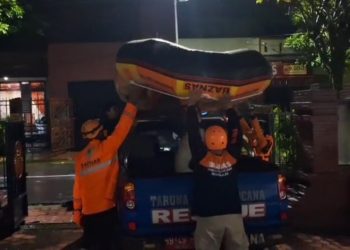 BAZNAS Tanggap Bencana Evakuasi Warga Terdampak Banjir di Trenggalek