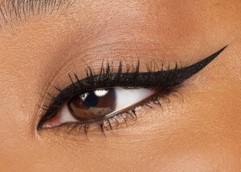 Eyeliner Coklat atau Hitam yang Cocok Untukmu? Simak Perbedaannya Berikut