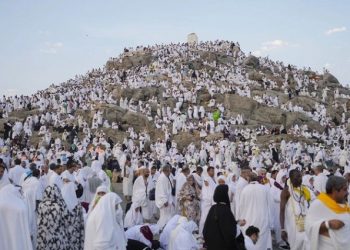 Lebih dari 2 Juta Jemaah Haji Mendaki Gunung Arafat dalam Puncak Haji