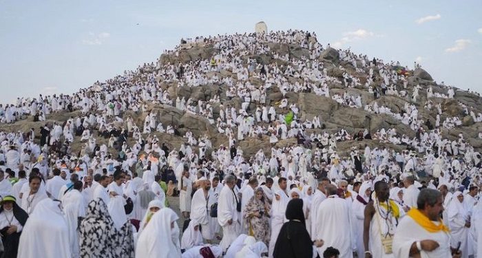 Lebih dari 2 Juta Jemaah Haji Mendaki Gunung Arafat dalam Puncak Haji
