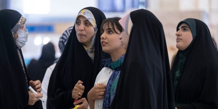 Iran, Jilbab, dan Kesenjangan Generasi