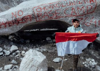 Pendaki Disabilitas Asal Indonesia Berhasil Taklukan Gunung Everest