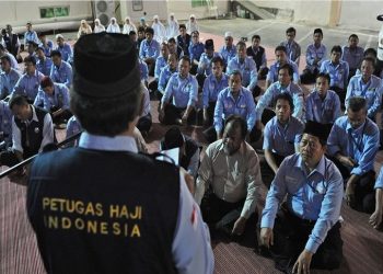 Petugas Safari Wukuf Khusus Lansia Berbekal Kesabaran dan Keuletan