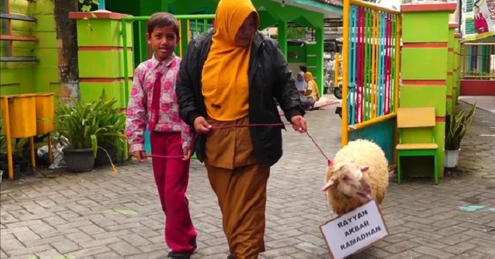 Kisah Rayyan Akbar Ramadhan, Siswa SD yang Berkurban dari Hasil Ternak