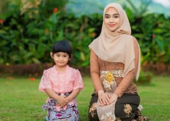 Potret Ria Ricis Bersama Putrinya Kenakan Kebaya dan Kain