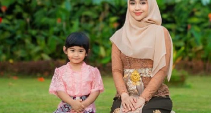 Potret Ria Ricis Bersama Putrinya Kenakan Kebaya dan Kain