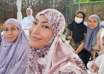 Gaya Para Selebriti saat Melaksanakan Idul Adha 1445 H
