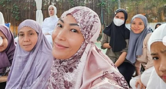 Gaya Para Selebriti saat Melaksanakan Idul Adha 1445 H