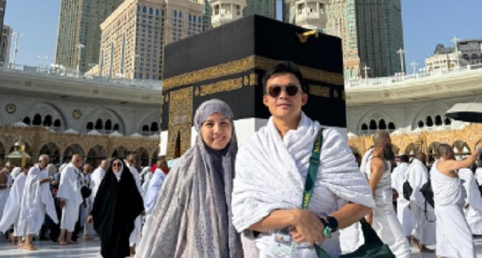 Tya Ariestya Tunaikan Ibadah Haji Bersama Sang Suami