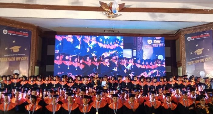 200 Wisudawan SD Jakarta Islamic School Merayakan Kelulusannya