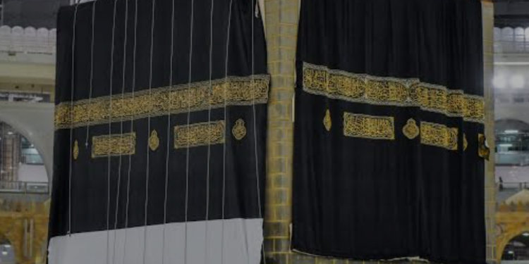 Menandai Tahun Baru 1447 Hijriah, Ka'bah Terima Kiswah Baru Bersulam Emas