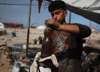 Warga Gaza yang Dikepung Israel Mengubah Sampah Plastik Menjadi Bahan Bakar