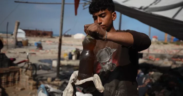 Warga Gaza yang Dikepung Israel Mengubah Sampah Plastik Menjadi Bahan Bakar