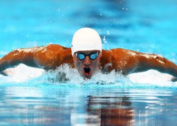 Air Kolam Renang Bisa Jadi Musuh Bebuyutan bagi Rambut