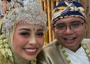 Intip Busana Maula Akbar dan Putri Karlina saat Resepsi Pernikahan