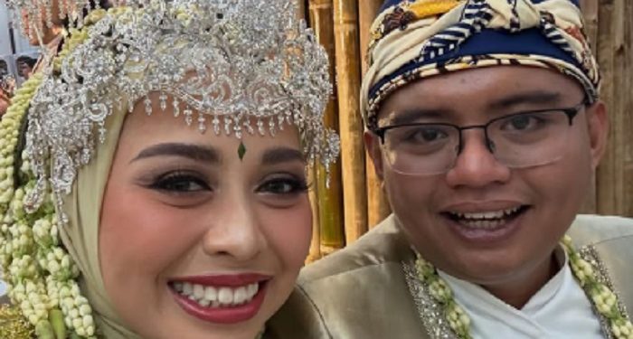 Intip Busana Maula Akbar dan Putri Karlina saat Resepsi Pernikahan