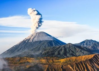 Gunung Semeru Erupsi Dua Kali dengan Tinggi Letusan hingga 1000 Meter di Atas Puncak