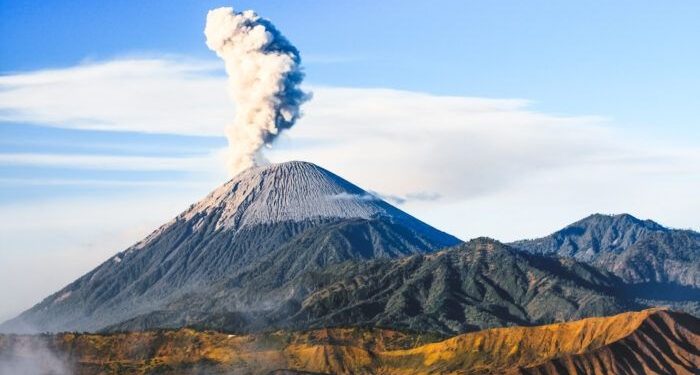 Gunung Semeru Erupsi Dua Kali dengan Tinggi Letusan hingga 1000 Meter di Atas Puncak