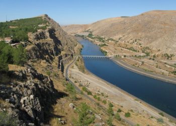 Mengungkap Kehebohan Temuan Emas di Sungai Eufrat yang Mengering