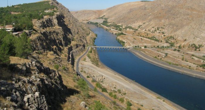 Mengungkap Kehebohan Temuan Emas di Sungai Eufrat yang Mengering