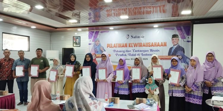 Halal Center Salimah Serahkan Sertifikat Halal kepada Pelaku Usaha di Kudus