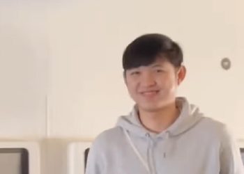 Momen Ustaz Koh Dennis Lim Bagikan Coklat pada Penumpang Pesawat