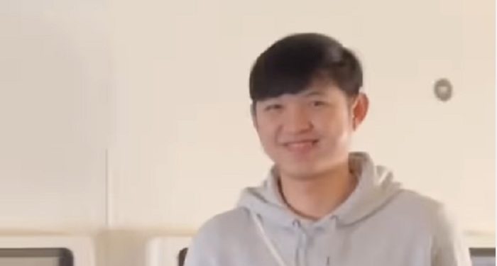 Momen Ustaz Koh Dennis Lim Bagikan Coklat pada Penumpang Pesawat