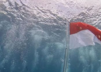 Gubernur Maluku Utara Kibarkan Bendera Merah Putih di Bawah Laut