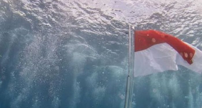Gubernur Maluku Utara Kibarkan Bendera Merah Putih di Bawah Laut
