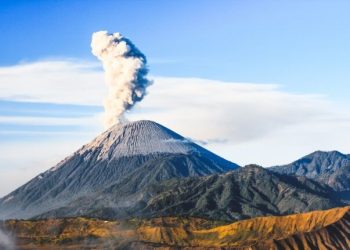 Gunung Semeru Alami Erupsi Sebanyak Empat Kali pada Kamis Pagi 21 Agustus 2025