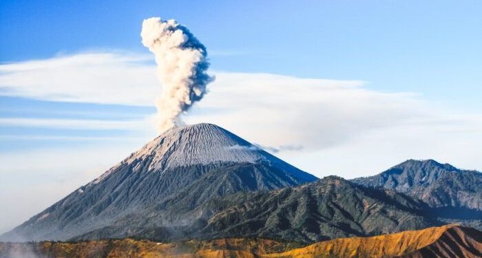 Gunung Semeru Alami Erupsi Sebanyak Empat Kali pada Kamis Pagi 21 Agustus 2025