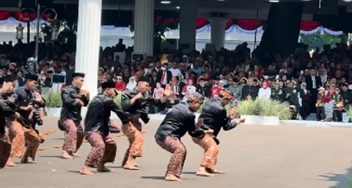 Iko Uwais Pimpin Pertunjukan Pencak Silat di Istana Merdeka