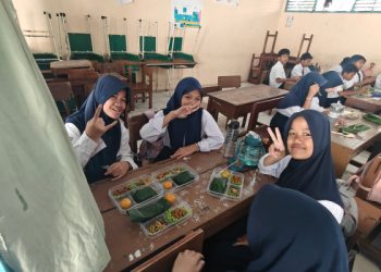 Rumah Zakat Salurkan 240 Paket Makan Bergizi untuk Siswa Madrasah Al Jihad Papanggo
