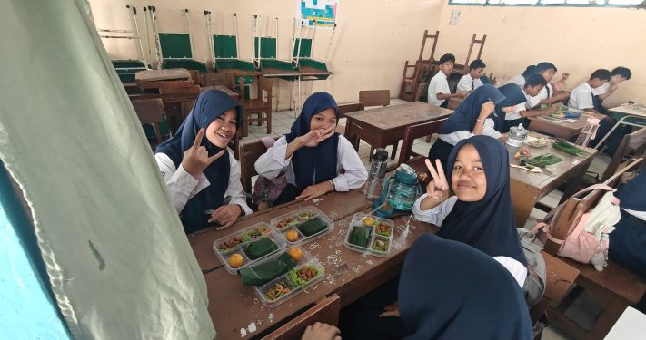Rumah Zakat Salurkan 240 Paket Makan Bergizi untuk Siswa Madrasah Al Jihad Papanggo