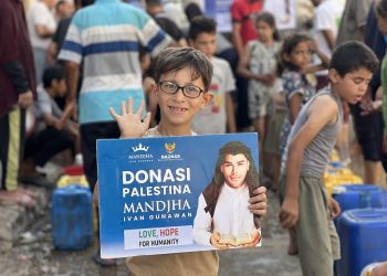 BAZNAS RI Bersama Ivan Gunawan Distribusikan 25.000 Liter Air Bersih dan Makanan Siap Saji untuk Warga Gaza