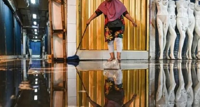 Banjir di Pasar Cipulir Akibat Petugas SDA Terlambat Operasikan Pompa Penyedot Genangan