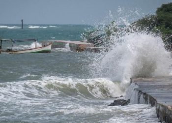 BMKG Himbau Gelombang Laut Setinggi 2.5 Meter di NTT