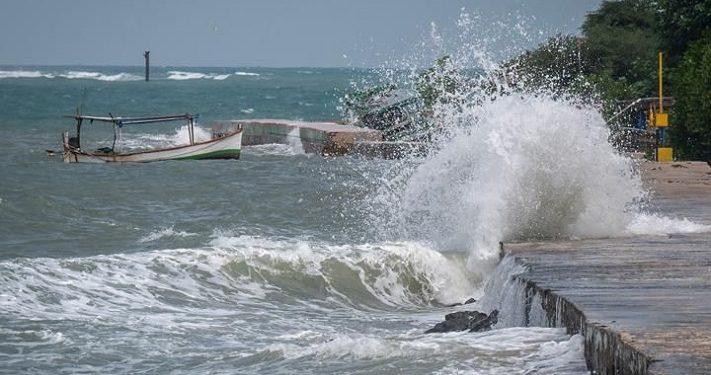 BMKG Himbau Gelombang Laut Setinggi 2.5 Meter di NTT