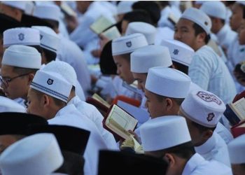 Mencium Tangan dan Kaki Orang Tua, Orang Shalih, Ulama