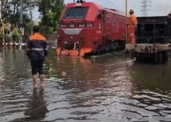 Perjalanan 16 KA yang Melintas Kota Semarang Dibatalkan Akibat Banjir