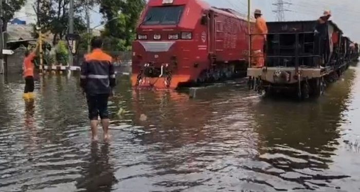Perjalanan 16 KA yang Melintas Kota Semarang Dibatalkan Akibat Banjir